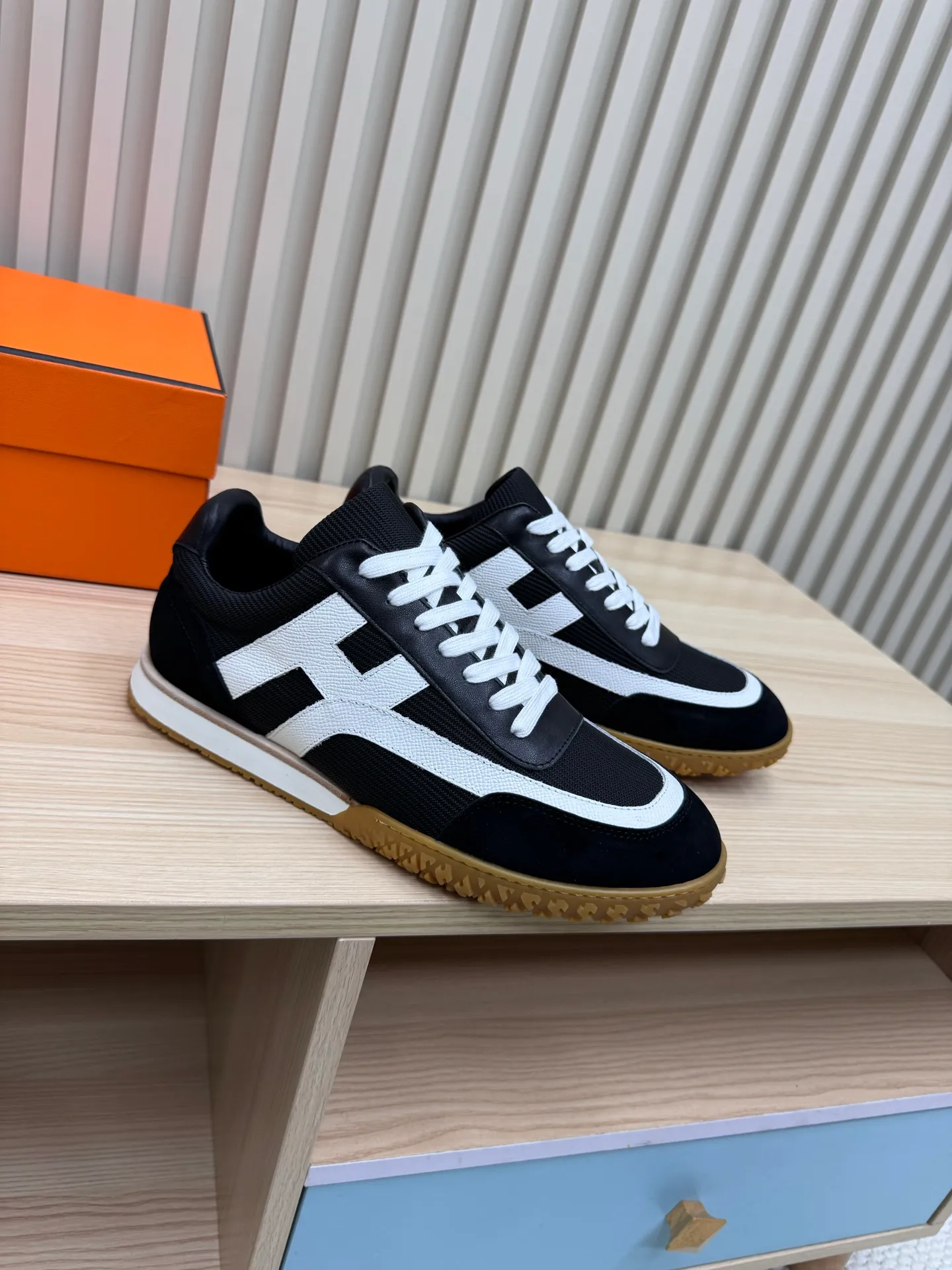 👟👟Ex-factory price 600👟👟 Hermes / Top version #couple style 24ss casual sneakers Suede goatskin sneakers decorated with contrasting patterns and iconic "H" details, beautifully packaged at the delivery counter🛍📦 Fabric: suede + down cloth Lining: mixed sheep lining Outsole: original TPU Bottom thickness: 2CM Size: 35-45